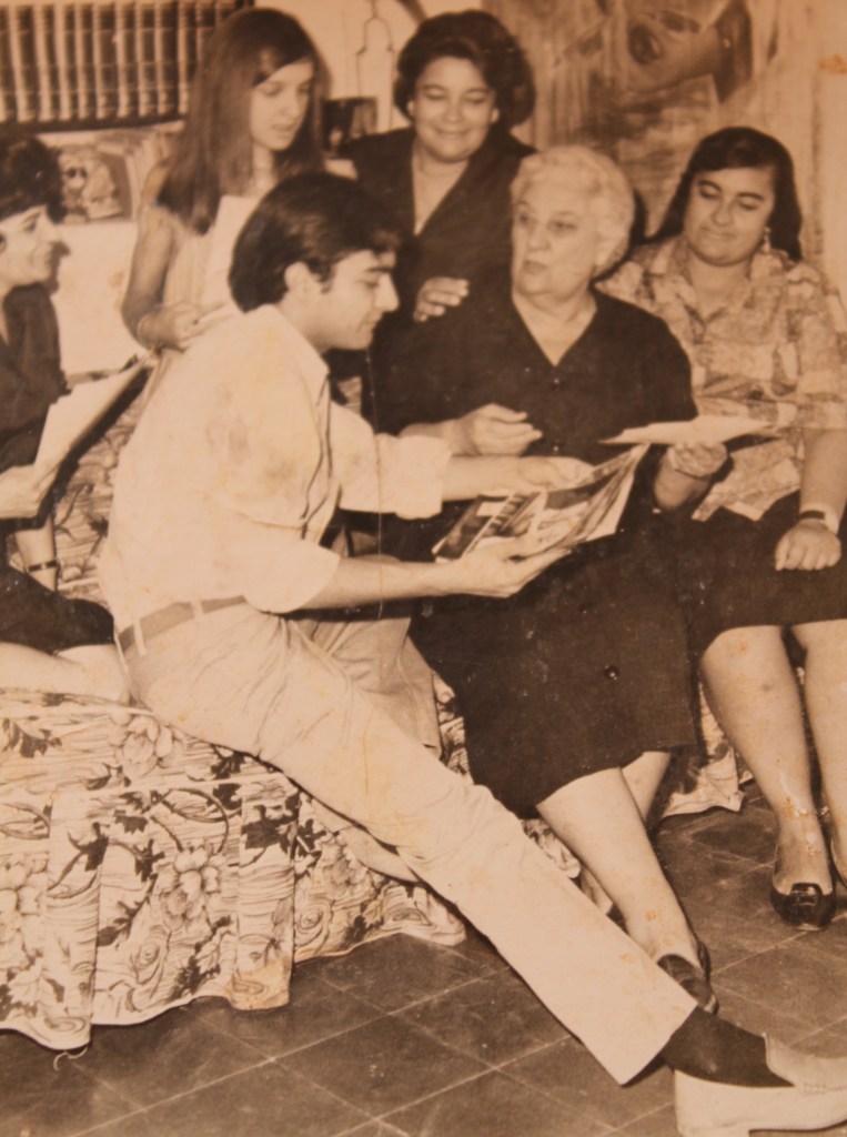 Juan Uviedo com sua mãe e irmãs 